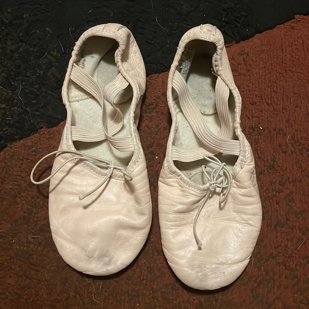 Capezio ballet shoes size 2W